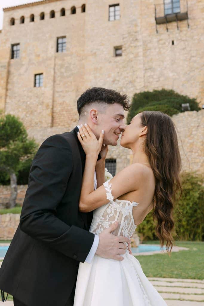 Boda en el Castell de Tamarit 98 Beso íntimo de los novios en la muralla del Castell de Tamarit