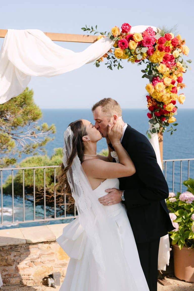 pareja en su boda en la costa brava