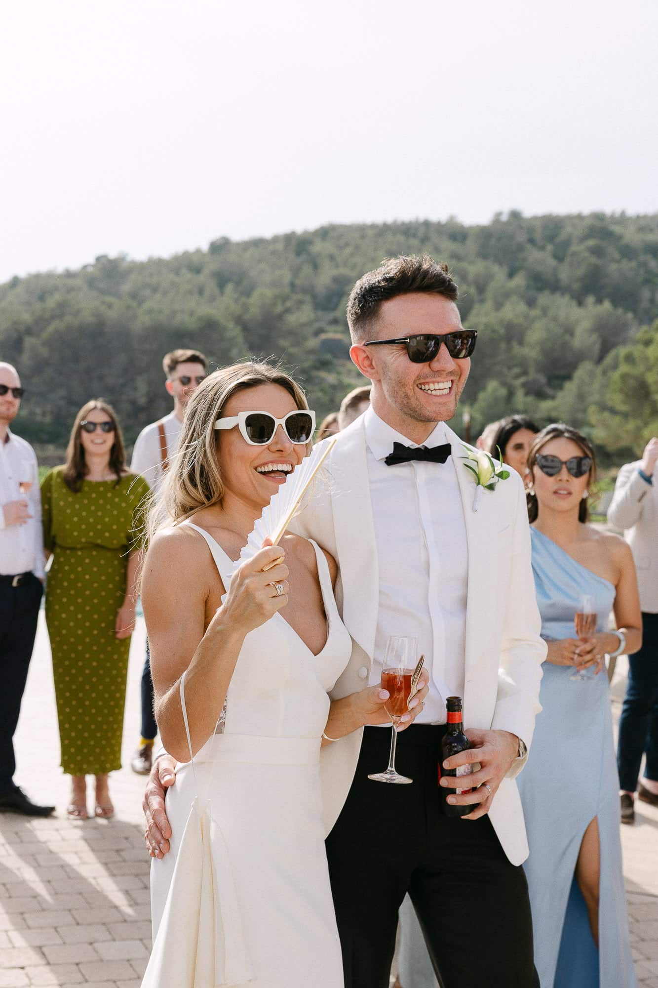 pareja de novios durante la boda en Masia Cabellut